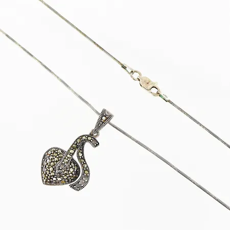 Kedja Ormlänk 45,5cm bredd 1mm, hänge med markasiter 35x20mm, flera markasiter saknas, Italy, silver 925/1000. Vikt: 8,1 g