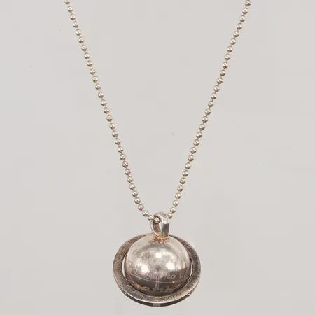 Collier Efva Attling "Mother Earth" 68cm Feel the earth trembling, you and I listen to the heart of Tellus. Mother Earth is calling us to take care of her, 925/1000 Silver 17,5g.