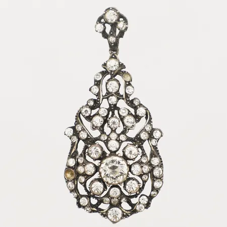 Hänge med vita stenar, längd 52mm, bredd 23,7mm, två stenar saknas Silver 830/1000  Vikt: 9,4 g