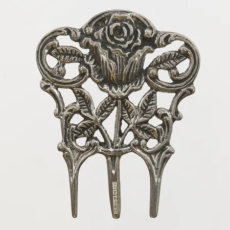 Hårsmycke med genombruten blomsterdekor, GEWE Silvervarufabriken AB, Malmö år 1974, höjd: 48 mm, bredd: 38 mm, silver. Vikt: 14,1 g