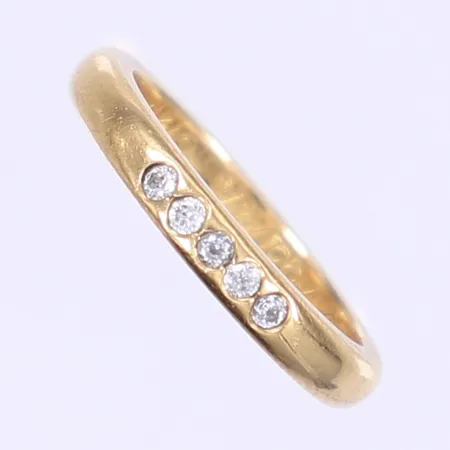 Ring med vita stenar stl:15¾ bredd 2mm gravyr 18K Vikt: 3,9 g