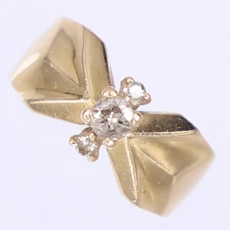 Ring med diamanter 1 x ca 0,20ct samt 2 x ca 0,02ct stl:17, bredd 4-9mm 18K  Vikt: 5,8 g