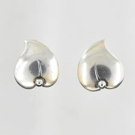 Örhängen bladformade längd 15mm, bredd 14mm, design troligen Hugo Grün Danmark, skruvlås, 925/1000 silver. Vikt: 4,5 g