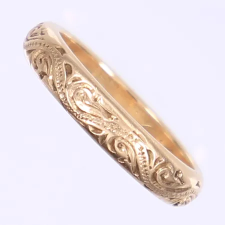 Ring mönstrad stl:18, bredd 4mm, gravyr, ostämplad, 14K Vikt: 5,7 g