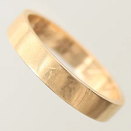 Ring slät stl:19,5 bredd 4mm, gravyr 18K Vikt: 4,7 g