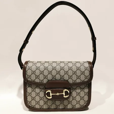 Väska Gucci Horsebit 1955 medium shoulder bag, monogramerat canvas, 25cmx18cmx8cm, modellnummer: 60220492TCG-8563 serienummer: H08028676, detaljer i guldfärgad metall, justerbar axelrem extra knappar till axelrem, dustbag ytterkartong, kvitto från Birger Jarlsgatan 2022 Skickas med postpaket.