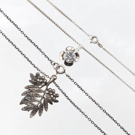 Collier 2 st med hängen,silver 830-925/1000. Vikt: 17,5 g