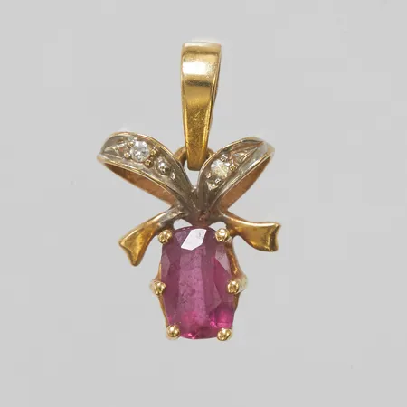 Hänge med rubin samt diamanter 2 x ca 0,05ct, längd ca 15mm, bredd ca 9mm, importstämplad, 18K, Vikt: 1,0g Vikt: 1 g