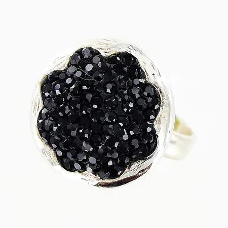 Ring med svarta stenar i konstmassa Ø20mm, stl:18½, bredd på skena 3,5mm öppen modell, silver 925/1000 Vikt: 6,7 g