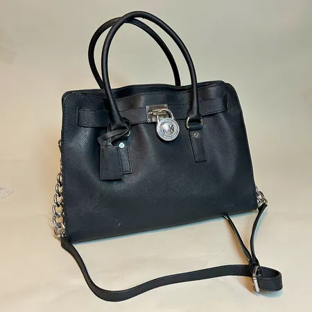 Väska Michael Kors 24 x 36 x 15cm, kraftigt bruksslitage, axelrem