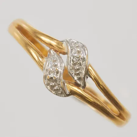 Ring med vita stenar, stl:17¾, bredd 2-7,5mm, tvåfärgad, 18K, Vikt: 1,9g Vikt: 1,9 g