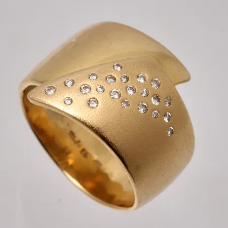Ring stl:18 bredd 8,4-16,1mm, 22st diamanter, kattfot, 18K 10,41g.