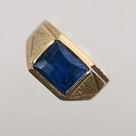 Ring med blå sten Stl: 17 bredd 2,2-10mm 18k 4,1g Vikt: 4,1 g