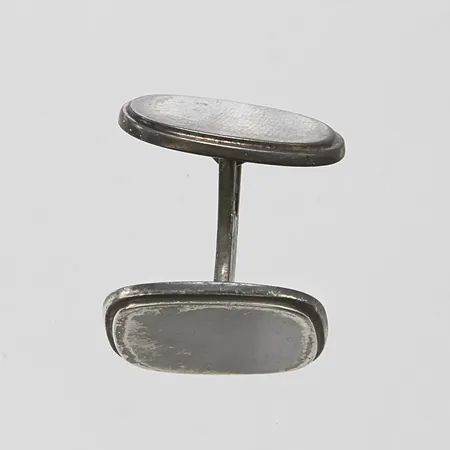 En udda manschettknapp, 14x16mm, importstämplad, 925/1000 silver, Vikt: 6,6g Vikt: 6,6 g