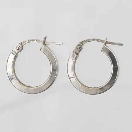 Ett par örhängen höjd 15mm, bredd 2mm, italienska stämplar, 18K vitguld Vikt: 1,3 g