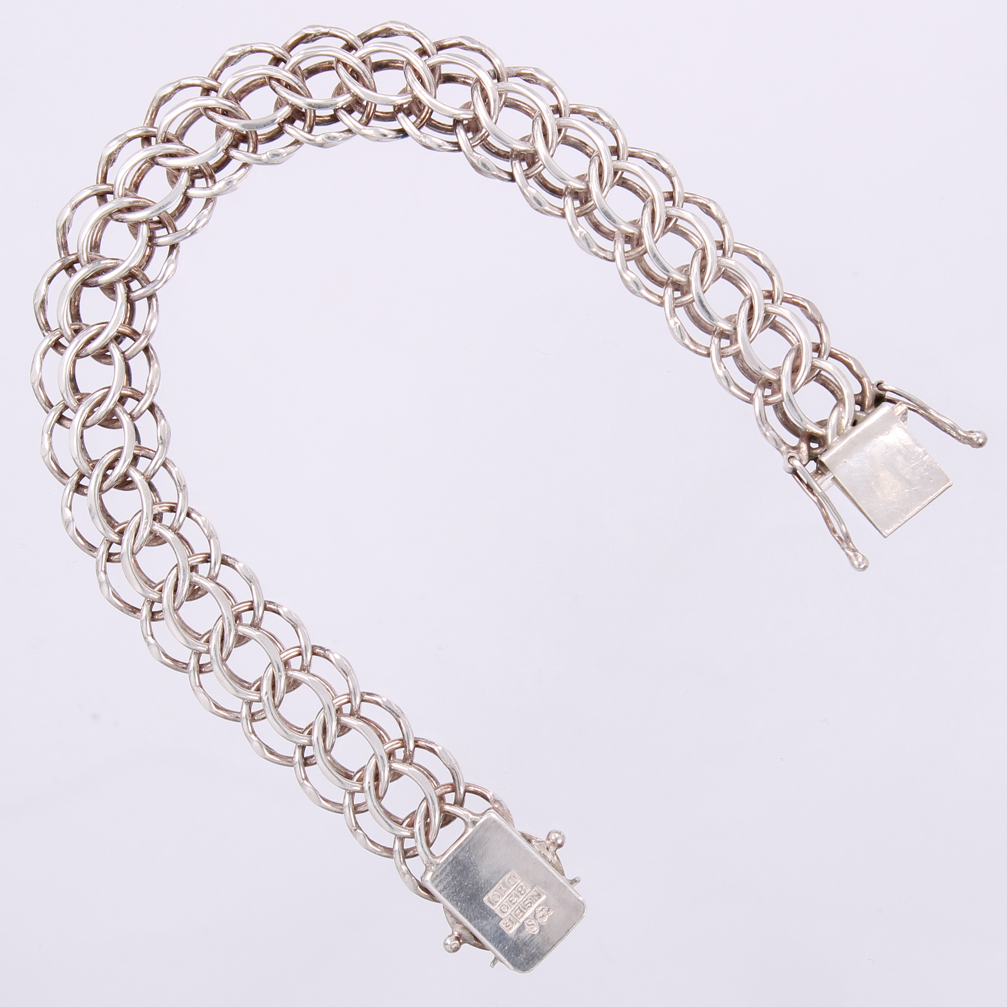 Armband N S E Guldvaru Aktiebolag år 1978 längd: ca 20cm bredd: ca 18mm, 830/1000 silver Vikt: 31,1 g