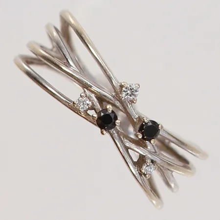 Ring med blå och vita stenar stl:17¼ bredd 1,7-7,1mm vitguld 9K.  Vikt: 2,3 g