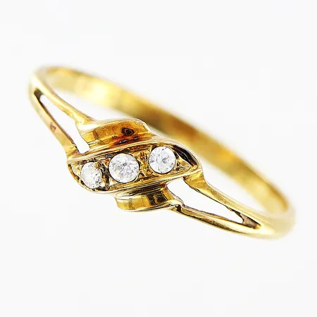 Ring med vita stenar stl: 17¾, bredd 2-5,5mm, 14K Vikt: 1,2 g