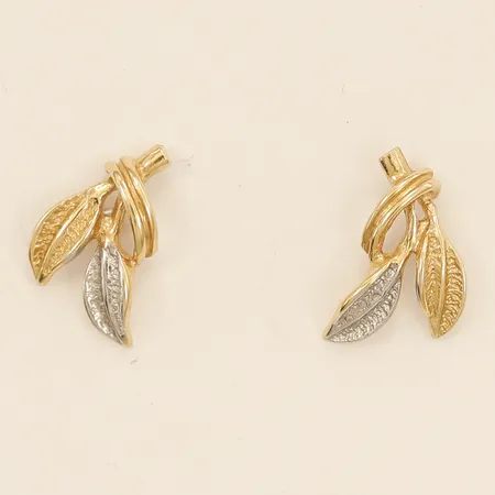 Ett par örhängen löv, tvåfärgade längd: 8,2mm, skeva stift 18K  Vikt: 0,5 g