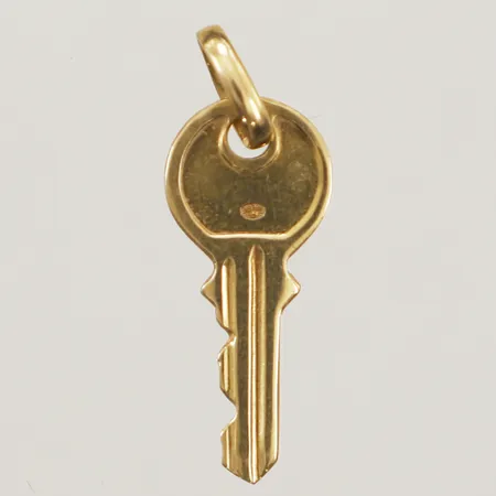 Hänge Nyckel längd 25mm inkl ögla, bredd 8,6mm, 18K  Vikt: 0,9 g