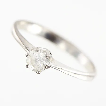 Ring med vit sten stl: 17, något skev skena, silver 925/1000 Vikt: 1,4 g