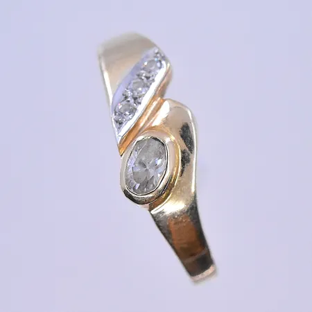 Ring med vita stenar stl:17½, bredd 2-6 mm 14K. Vikt: 1,9 g