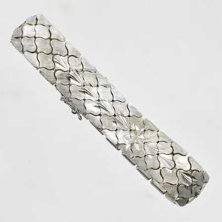 Armband halvstel modell med matterad yta längd 18cm, bredd 13mm, glappt lås, 830/1000 silver. Vikt: 30,7 g