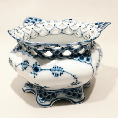 Sockerskål Musselmalet, Royal Copenhagen Danmark, helblond, nr 1113, höjd 8cm, bredd 12cm, porslin