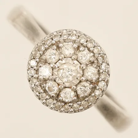 Ring med diamanter 1xca 0,03ct, 8x0,01ct, 25x0,005ct, stl 16, bredd 2-8,9mm, vitguld 18K Vikt: 2,2 g