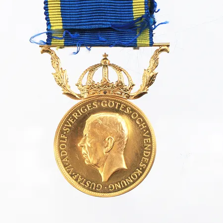 Medalj 18/23k. Vikt: 13,9 g