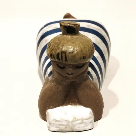 Figurin Beata Lisa Larson för Gustavsberg, ur serien ABC-flickorna, höjd ca 9cm, längd ca 19cm, stämpelmärkt, signerad L.L, bemålad och glaserad stengods Skickas med postpaket.