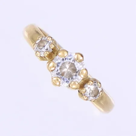 Ring med vita stenar stl:15½ bredd 2-6mm 18K Bruttovikt: 1,0g Vikt: 1 g