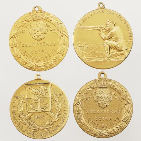 Fyra medaljer, gravyr, förgyllt silver  Vikt: 57,1 g