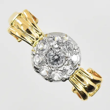 Ring med vita stenar stl:17¾, bredd 2-8mm, 18K. Vikt: 2,7 g