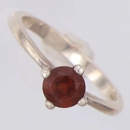 Ring röd sten stl:18, 925/1000 silver Vikt: 2,2 g