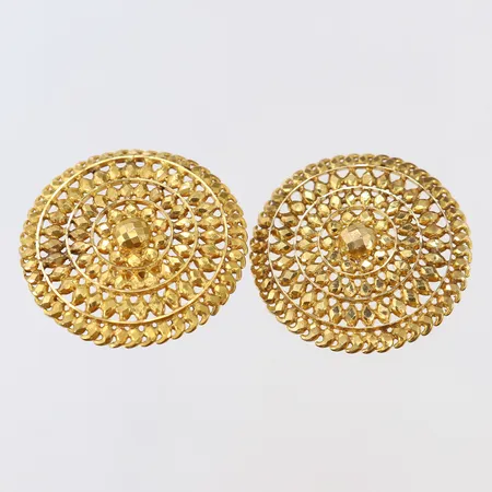 Ett par örhängen med genombruten dekor Ø31,5mm skruvstift saknar snurrebuss 22K.  Vikt: 9,6 g