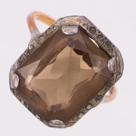 Ring troligen rökkvarts stl:18 infattad i silver, 18K Vikt: 5 g