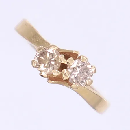 Tvillingring med bruna diamanter 2x ca 0,23ct stl:16¾, bredd 2-6mm, 18K Vikt: 3,3 g