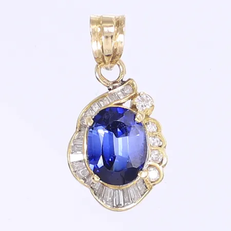 Hänge med diamanter 3x ca 0,02ct, 2x ca 0,01ct, samt 22st baguetteslipade totalt ca 0,15ctv, samt blå sten, 22x11mm, ostämplad, 18K Vikt: 2,3 g