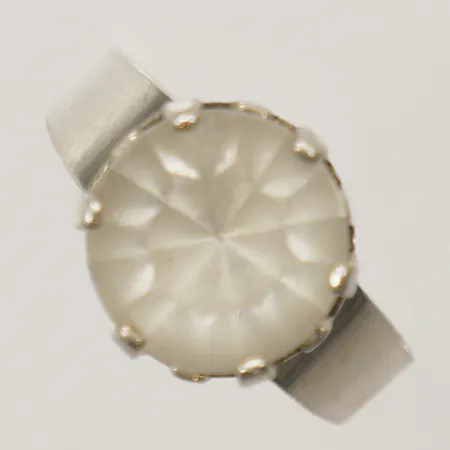 Ring med bergkristall stl:18, reglerbar storlek, bredd 12mm, skev, Hedbergs Guld år 1975, 925/1000 silver  Vikt: 5 g