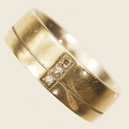 Ring med diamanter 3xca0,001ct, stl:15¼, bredd 6mm, gravyr, vitguld, 9K Vikt: 4,1 g