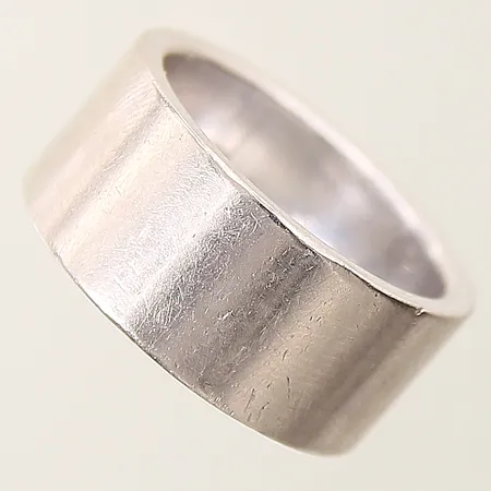 Ring slät stl: 18¾ bredd 10mm gravyr 18K  Vikt: 19,5 g