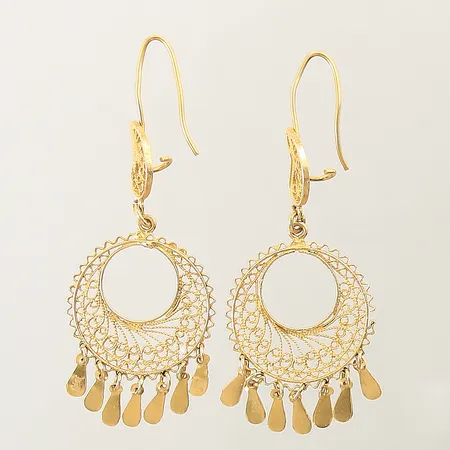 Örhängen med genombruten dekor 55x22mm smärre bucklor 18K Vikt: 6,2 g