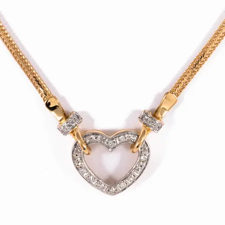 Collier Rävsvanslänk med integrerat hänge genombrutet hjärta 22 x ca 0,01ct 8/8-slipade diamanter. Längd 43cm, bredd 2mm, hjärtats storlek 14x12mm. 18K 6,2g.