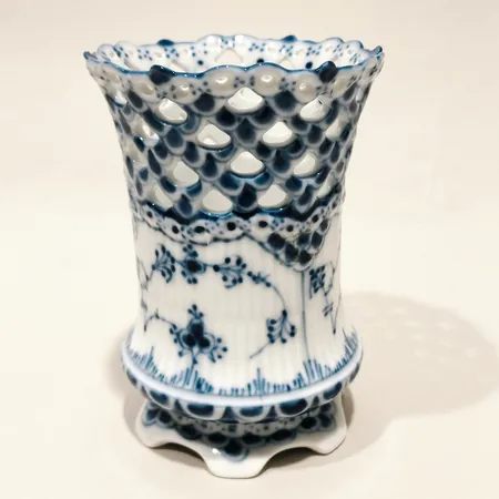 Vas Musselmalet, Royal Copenhagen Danmark, helblond, nr 1016, höjd ca 11cm, bredd 8mm, porslin