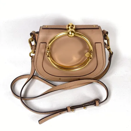 Väska, Chloé, Nile Bracelet, Made in Italy, beige, 04177065, handtag och detaljer i gulmetall, avtagbar samt justerbar axelrem, inner- och ytterfack, magnetlås, fläckar invändigt, något missfärgat läder på undersidan, bruksslitage, inga tillbehör