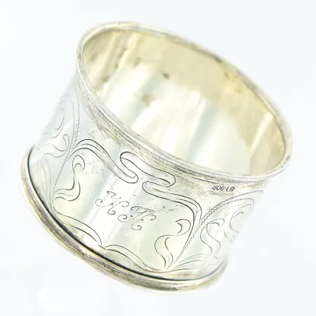 Servettring spricka/hack, gravyr, silver 800/1000. Vikt: 18,1 g