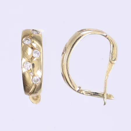 Ett par örhängen med vita stenar, längd 15mm bredd 5mm 14K Vikt: 3,6 g