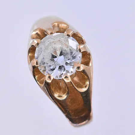 Ring med vit sten stl:15¾, bredd 3-10 mm 18K. Vikt: 4,2 g