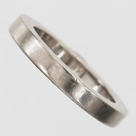 Ring med briljantslipade diamanter 5 x ca 0,01ct, stl:16, gravyr, tillverkad av Schalin, 18K vitguld Vikt: 7,3 g